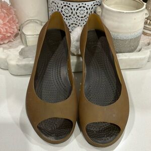 Crocs , women’s 6 , rubber water shoes / peeptoes